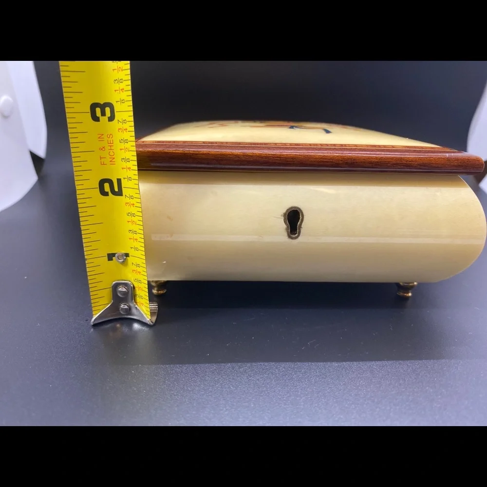 Reuge romance swiss music‎ box Italy. Without key.
